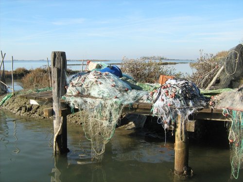 Reti per la piccola pesca in laguna - © Arpa FVG