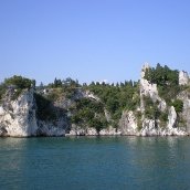 falesie a picco sul mare nel comune di duino auris...