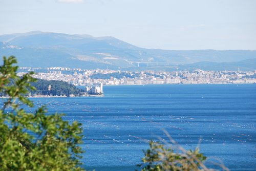 Golfo di Trieste, Castello di Miramare e veduta della città di Trieste sullo sfondo - © Arpa FVG