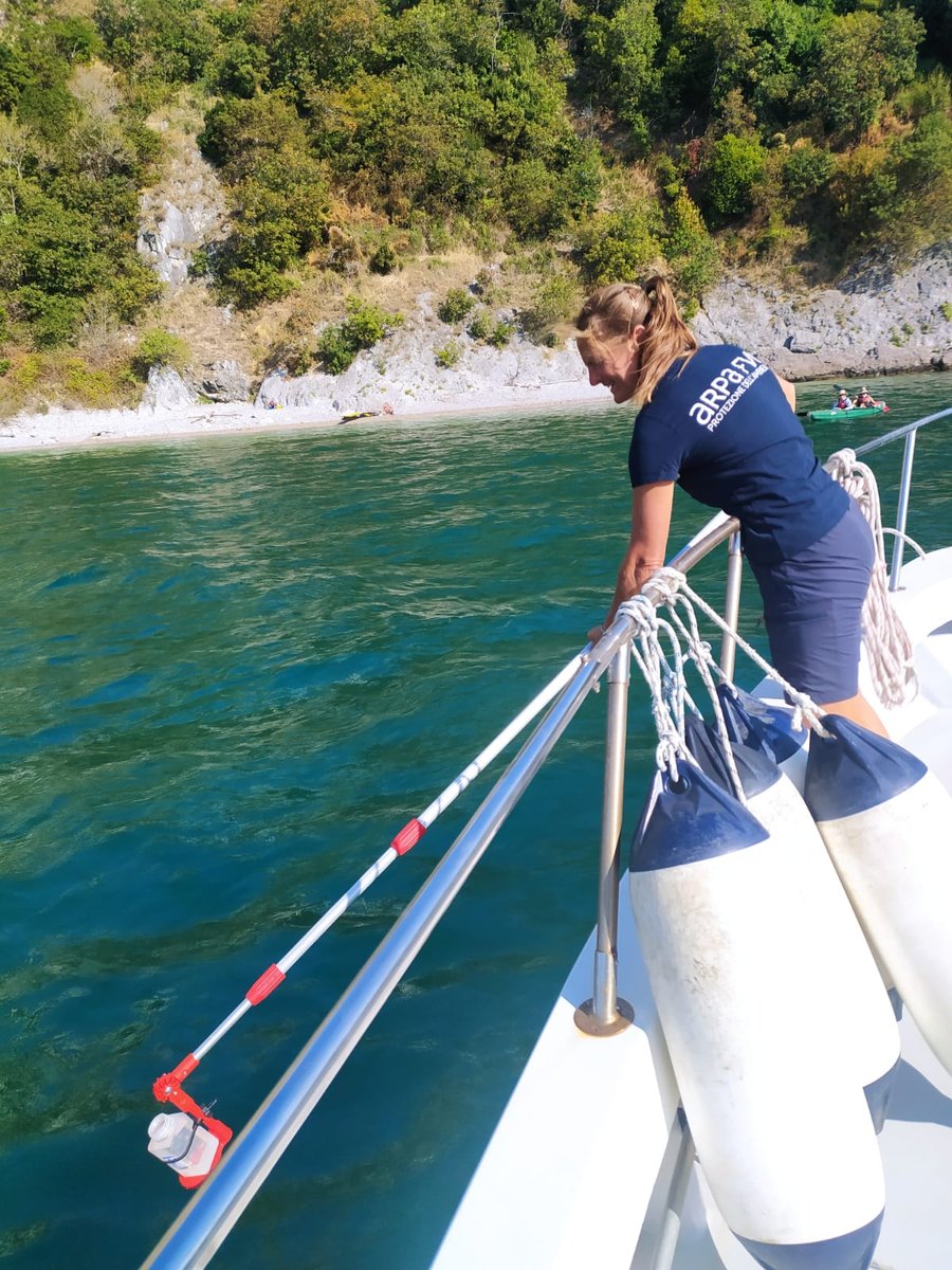 prelievo di campioni di acqua per le analisi micro...