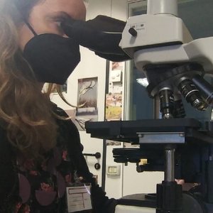 Ragazza al microscopio - pollini