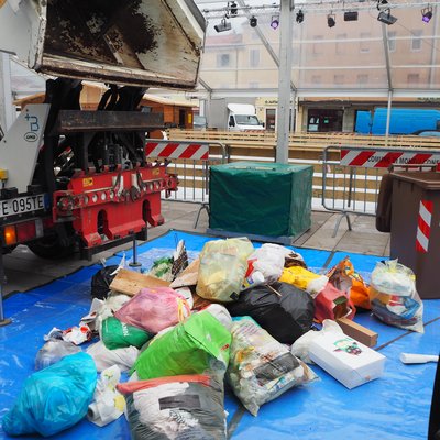 immagine contenuta nella pagina: rifiuti in piazza