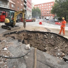 trieste - esplosione di un tubo dell'acquedotto