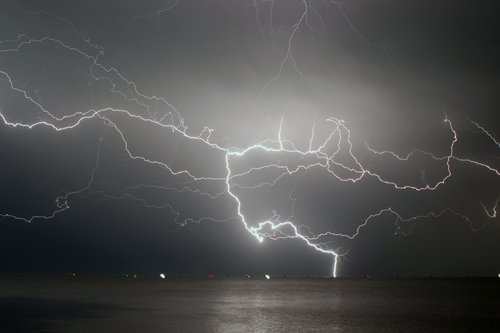 Fulmini durante un temporale a Grado, luglio 2023 (foto di Alessandro Gimona)