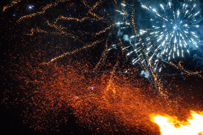 immagine sfondo del podcast: fuochi d'artificio e falò epifanici