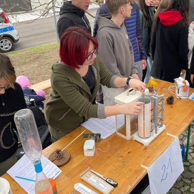 gli studenti durante l'esercitazione meteo allo st...