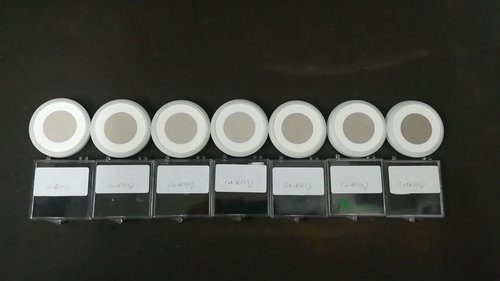 Sui filtri per il monitoraggio dei PM10 della centralina di Torviscosa si può notare la colorazione più scura dei filtri di questi giorni (a destra) dovuta proprio alla presenza di sabbie dal Sahara